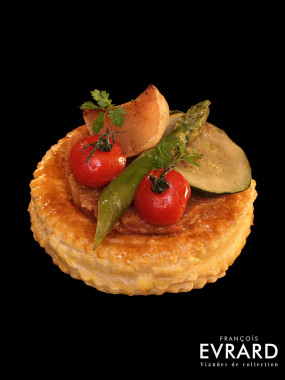 Tarte fine aux oignons, aux tomates et légumes de saison