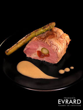 Filet mignon de porc farci aux asperges et tomates confites