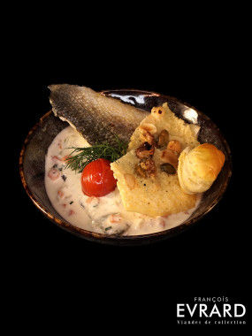 Cassolette de bar, oseille à la crème et chips de comté aux fruits secs