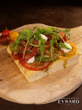 Focaccia à la tomate et pesto