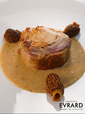 Médaillon de pintade finie au lait de Chalosse de chez Arnaud Tauzin, Farce morille et cognac sauce suprême