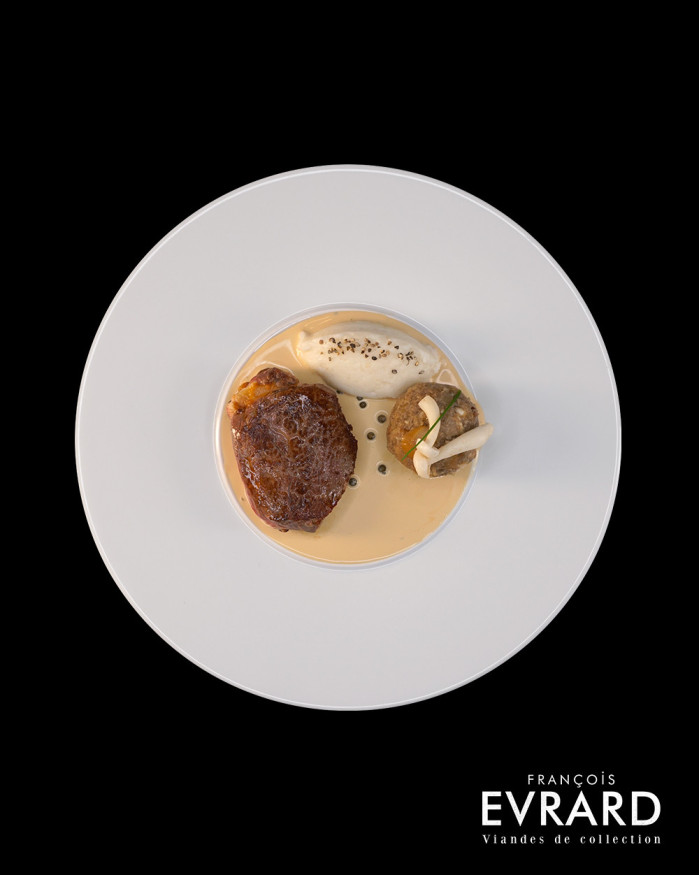 Tournedos de Filet de Bœuf sauce poivrade , écrasé de pommes de terre et Duxelle de champignon