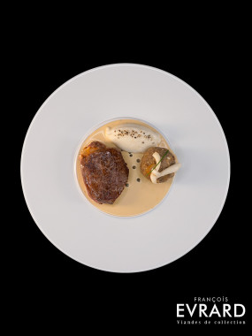 Tournedos de Filet de Bœuf sauce poivrade , écrasé de pommes de terre et Duxelle de champignon