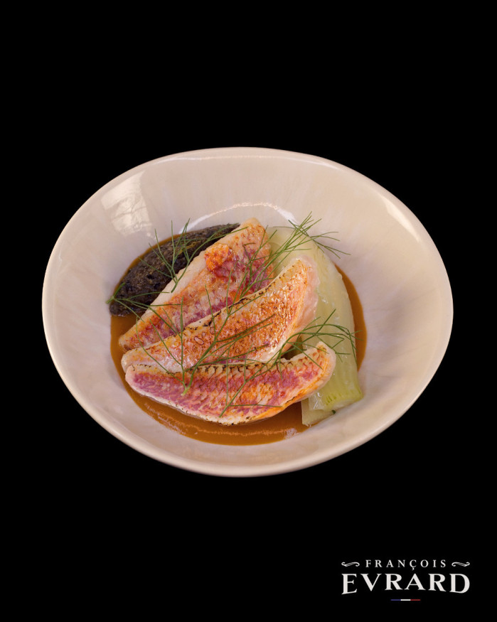 Filet de Rouget au Fenouil rôti à la purée d'olive noire