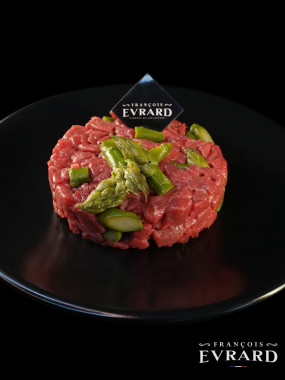 Tartare de boeuf maturé aux asperges vertes