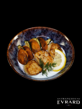 Cassolette de Saint Jacques au Chablis, petits légumes