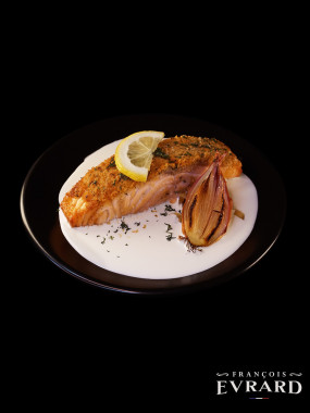 Pavé de saumon en croûte d'herbes, Fondue d'échalote