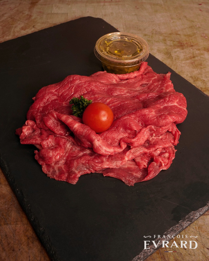 L'assiette de carpaccio de Wagyu de Normandie