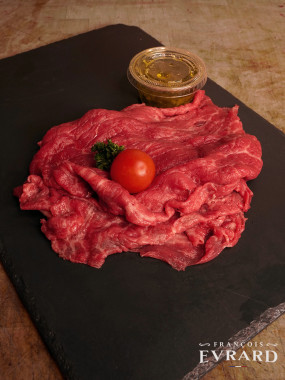L'assiette de carpaccio de Wagyu de Normandie
